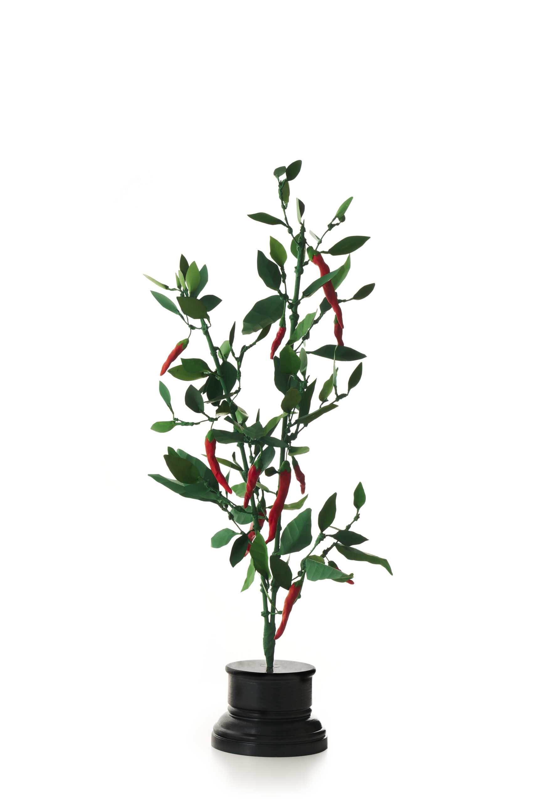 Scultura con erba e margherite